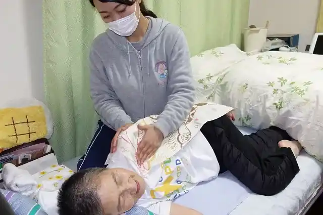 訪問マッサージの施術シーン